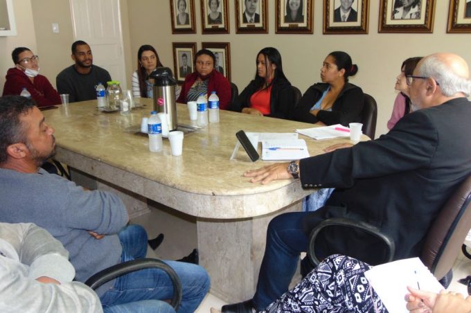 Em reunião na Smed, moradores de Caldeirão pedem reativação de escola