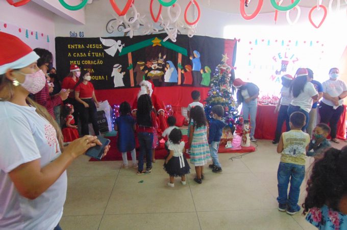 Crianças do Cmei em Lagoa das Flores recebem presentes com visita do Papai Noel