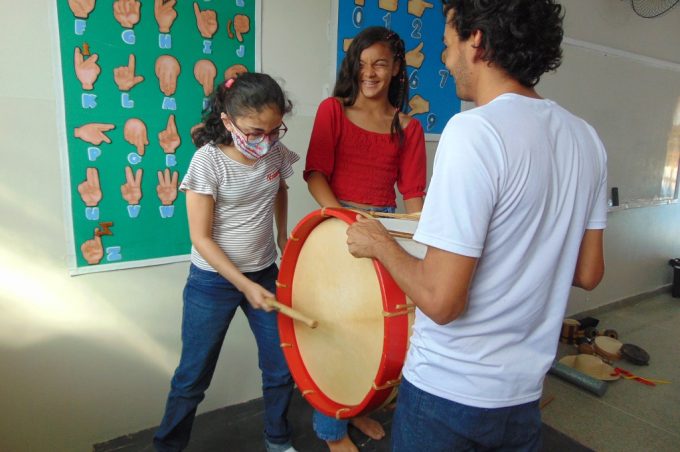 Alunos da Sala de Atendimento Especializado participam de atividade com instrumentos de percussão