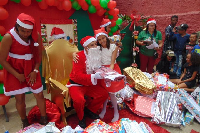 Alunos da Escola Municipal Nossa Senhora Aparecida ganham presentes da campanha Papai Noel dos Correios