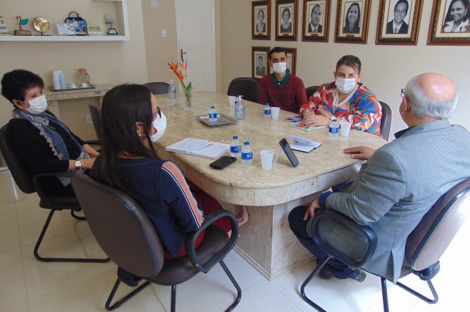 Secretária de Educação de Itarantim visita Smed para conhecer o trabalho desenvolvido e elogia iniciativas