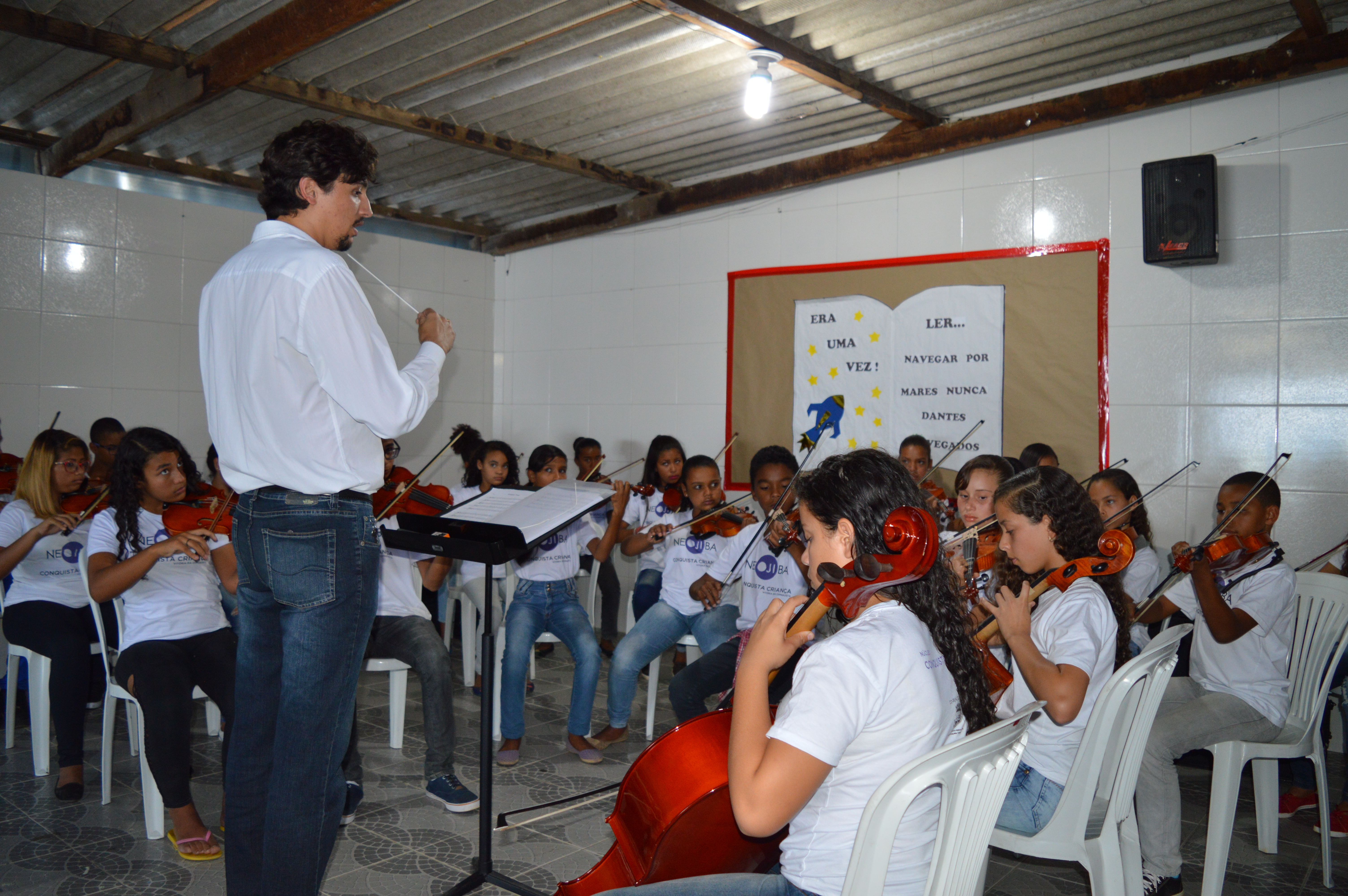Alunos do Projeto Neojiba se apresentam na Escola Municipal Ridalva Correa