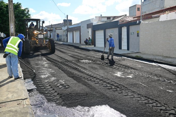 Gestão Municipal vistoria obra de recapeamento asfáltico na Rua da Conceição, bairro São Vicente
