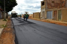 Serviços de pavimentação e drenagem continuam em vários pontos da cidade