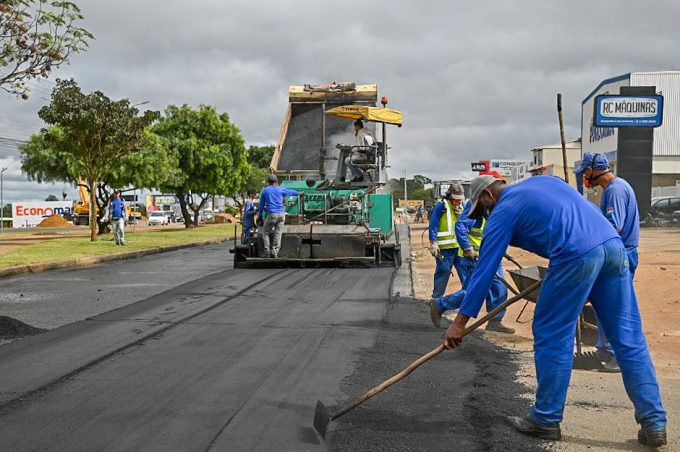 Acelera Conquista: Governo Municipal inicia sinalização horizontal e avança com recapeamento na Avenida Brumado