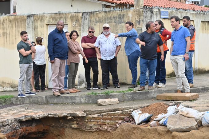 Acompanhada da equipe de trabalho, prefeita Sheila vistoria pontos atingidos pelas chuvas e dialoga com moradores