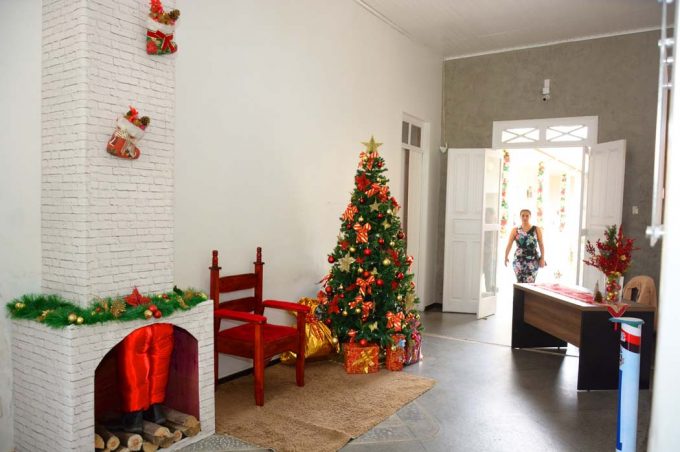 Nova decoração natalina no prédio da Prefeitura encanta servidores e visitantes