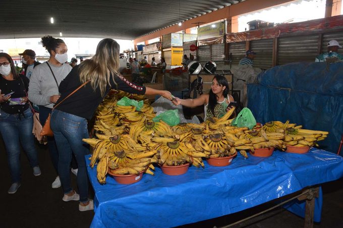 Combate ao Coronavírus: Prefeitura doa máscaras reutilizáveis para feirantes