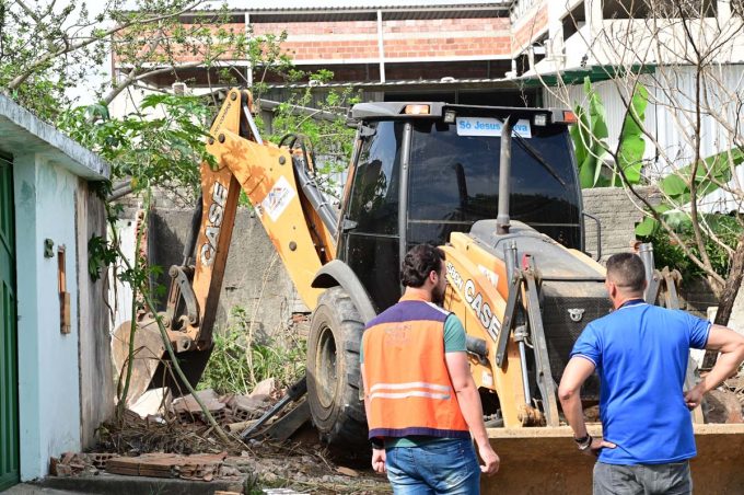 Em ação preventiva, Prefeitura desobstrui faixa de servidão entre Avenida Fernando Spínola e Travessa Catão Ferraz
