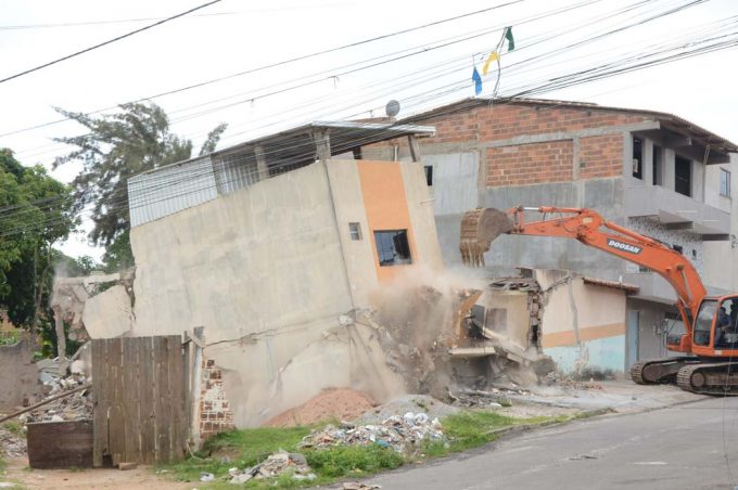 Prefeitura realiza demolição de prédio no Panorama como medida de segurança
