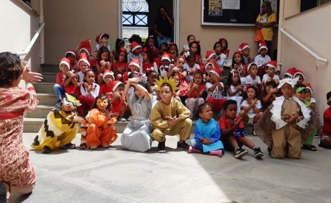 Alunos da Creche Criança Esperança apresentam músicas natalinas na sede da Prefeitura Municipal