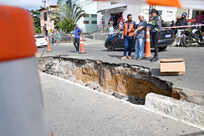 Prefeitura analisa causa do rompimento de trecho da Avenida Crescêncio Silveira