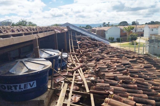 Defesa Civil atende moradores de condomínio após desabamento de telhado em bloco residencial