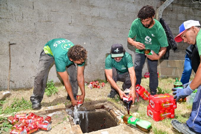 Vigilância Sanitária descarta cerca de 5.800 produtos vencidos em parceria com associação de catadores