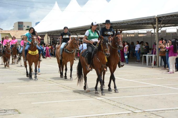 Comitiva de amazonas representa mulheres do campo em evento do Dia da Mulher