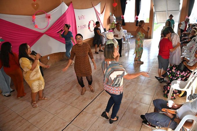 Mais de 70 pessoas comemoram Dia das Mães no Centro de Convivência do Idoso