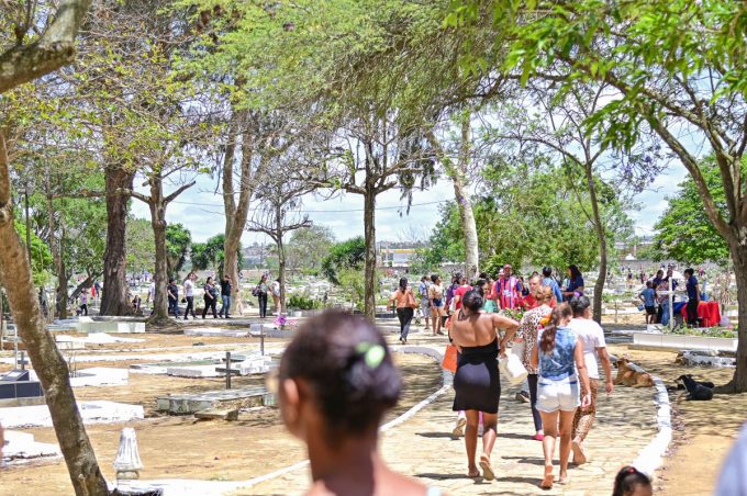 Dia de Finados: Cemitérios de Vitória da Conquista recebem milhares de visitantes