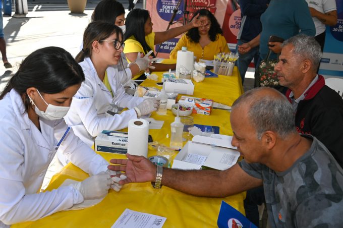 Julho Amarelo: no Dia D de prevenção às hepatites virais, Caav mobiliza população na Praça Nove de Novembro