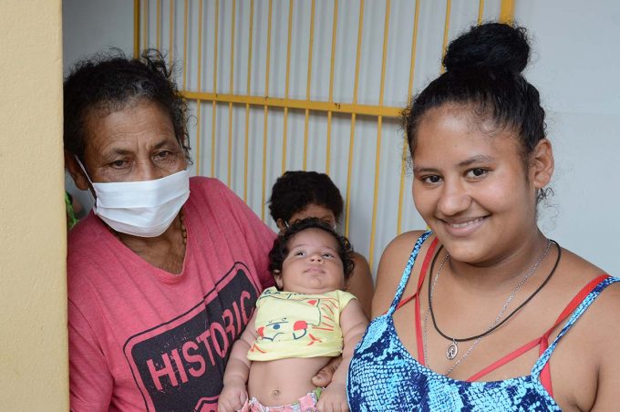 Famílias abrigadas em escola de Inhobim recebem visita e doação de voluntários