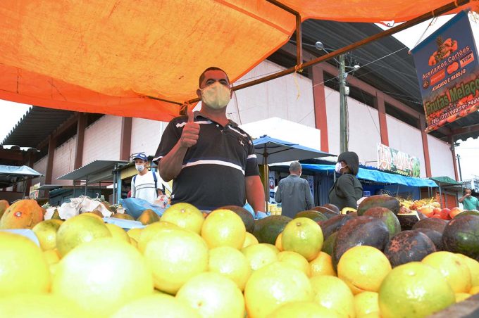Combate ao coronavírus: 2 mil máscaras reutilizáveis são distribuídas nas feiras do Bairro Brasil e Patagônia