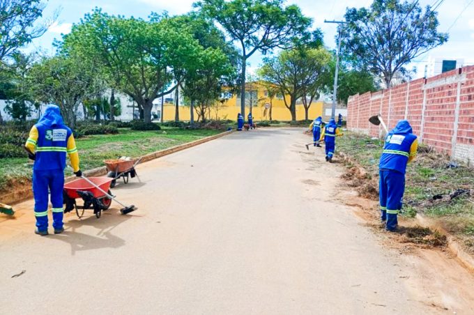 Mutirões de limpeza e poda de árvores chegam a vários bairros e povoados de Vitória da Conquista