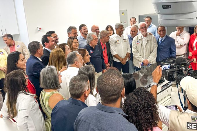 Prefeita Sheila Lemos acompanha Governador Jerônimo Rodrigues em inauguração da radioterapia no HGVC