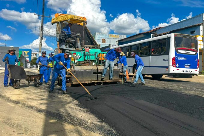 Nova camada asfáltica renova infraestrutura de trecho da Avenida Brumado. Sinalização virá logo depois