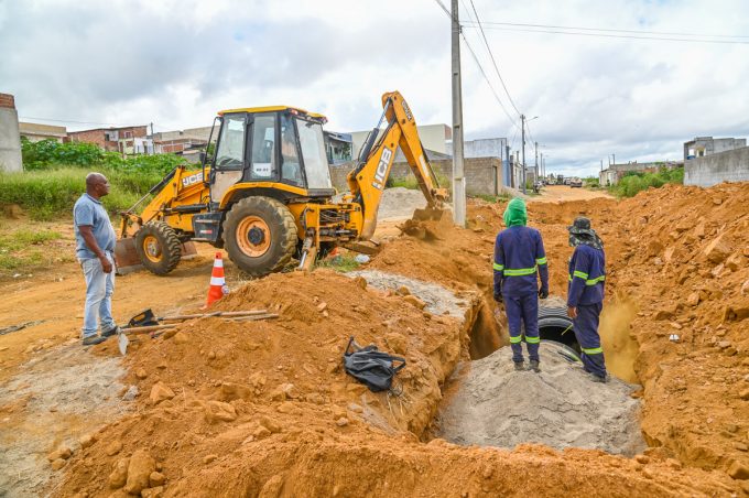Acelera Conquista: Com uma semana de obra, macrodrenagem avança no loteamento Bateias 2