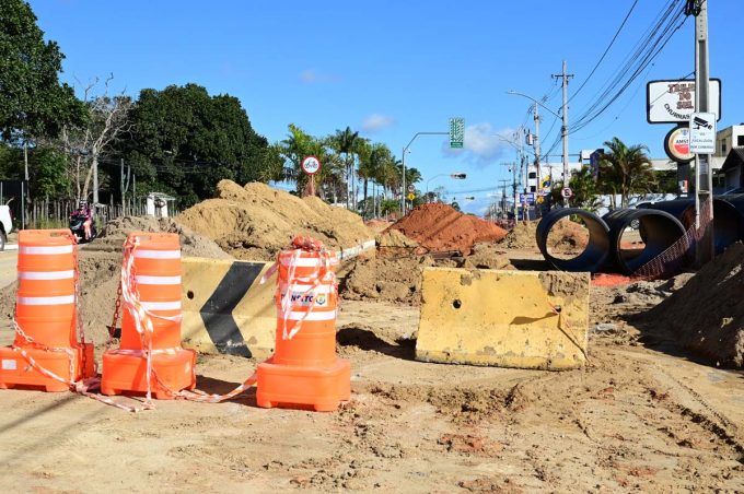 Obra de drenagem entre as avenidas Juracy Magalhães e Caracas foi suspensa nesta segunda-feira para reparo em tubulação 