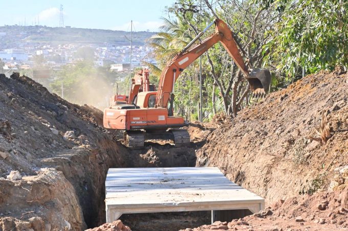 Governo Municipal avança com obra de drenagem em dois pontos da Avenida Juracy Magalhães