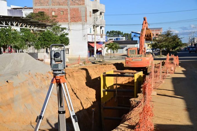 Obra de macrodrenagem no Vila América está na fase de assentamento de tubos de polietileno e construção de PVs
