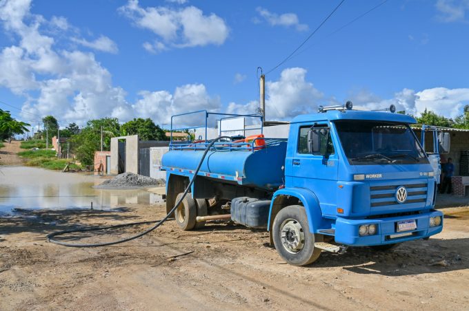 Prefeitura segue com bombeamento no Vila Elisa para retirar água acumulada nas ruas após fortes chuvas