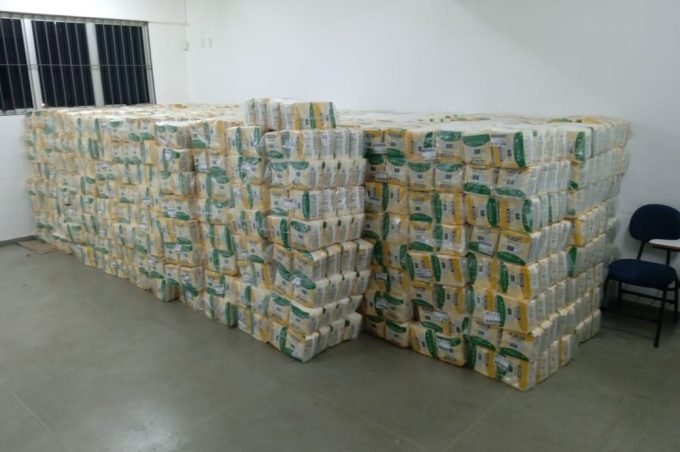 Fraldas descartáveis compradas pela Prefeitura chegam e distribuição começa na segunda-feira, mediante agendamento
