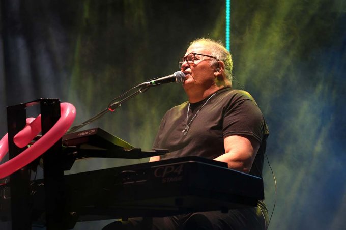 Show do cantor Guilherme Arantes encerra 1º Festeccon após quatro dias de atividades culturais e educativas. Público aprovou