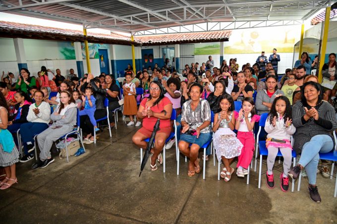 Escola Municipal Iza Medeiros premia estudantes em projeto de incentivo à leitura