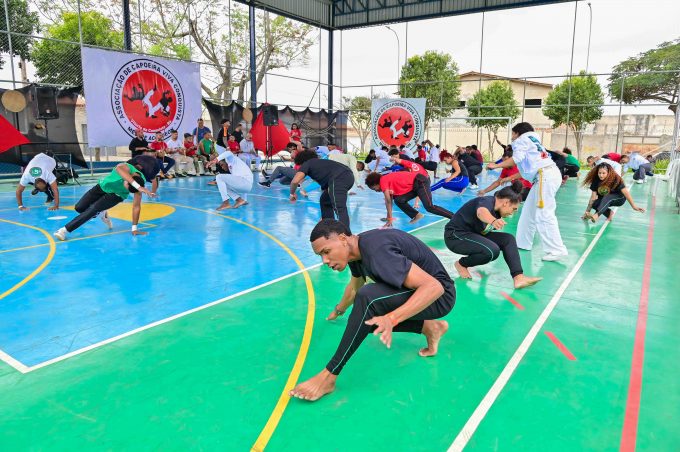 Encontro regional de capoeira reúne praticantes da Bahia e de outros estados na Praça CEU J. Murilo