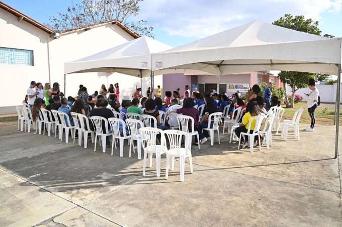 Jovens do Núcleo de Cidadania de Adolescentes participam de atividade em comemoração ao Dia do Adolescente