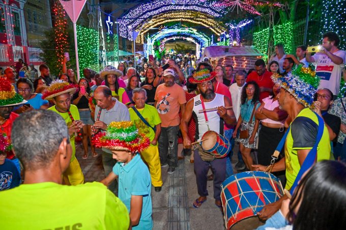 Encontro de Ternos de Reis encerra programação do Natal Conquista de Luz na Praça Tancredo Neves