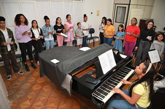 Coral Infanto-juvenil do Conservatório Municipal de Música se prepara para apresentações de Natal