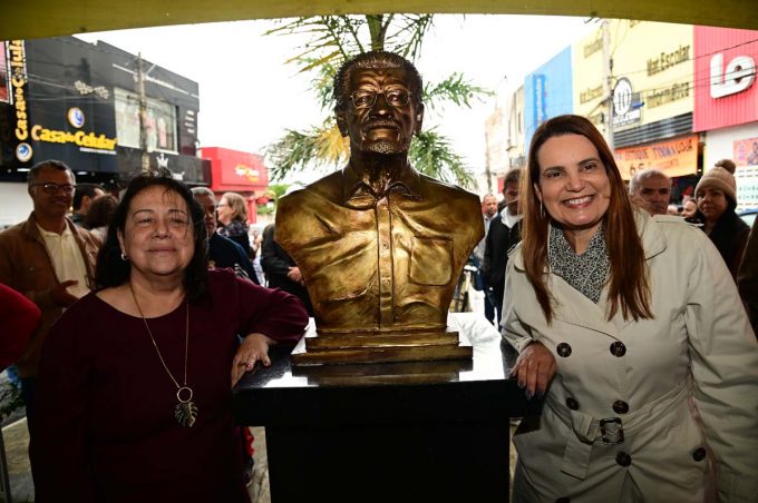 Com participação da família de Herzem Gusmão e amigos, Prefeitura entrega busto em homenagem ao ex-prefeito