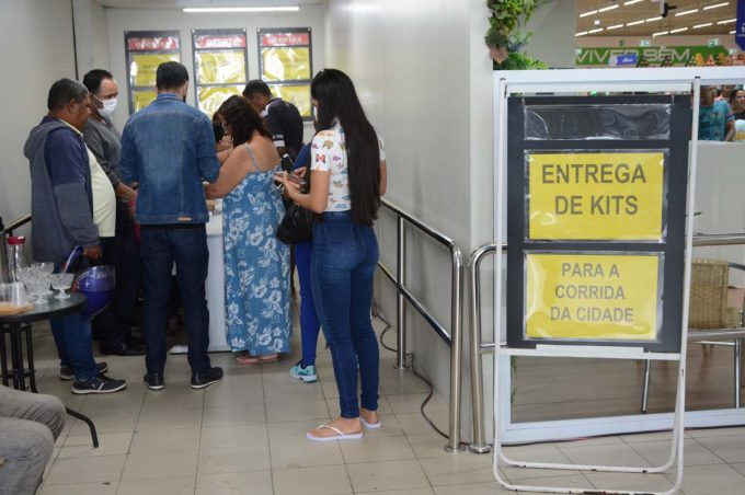 Competidores fazem retirada dos kits da Corrida da Cidade
