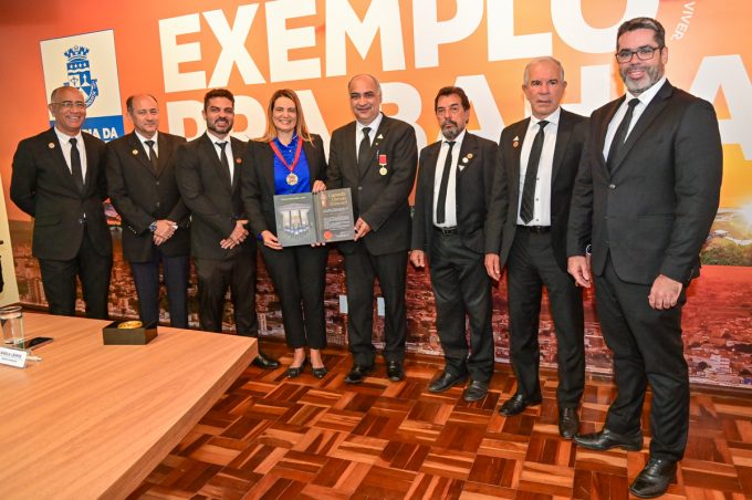Loja Maçônica Fraternidade Conquistense homenageia governo municipal com medalha e Comenda Clarindo Bitencourt