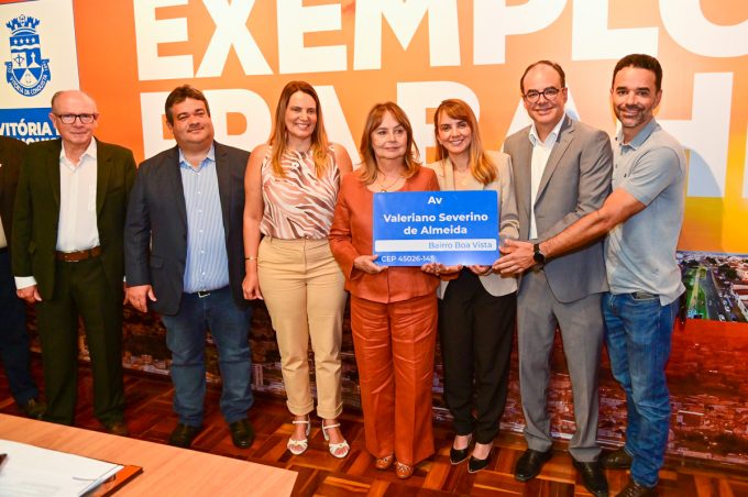 Familiares de Valeriano Almeida visitam Prefeitura e recebem placa que o homenageia com nome de avenida
