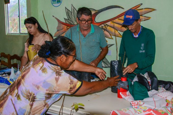 Prefeitura leva técnicas de cultivo do umbu gigante a moradores de Roçadinho