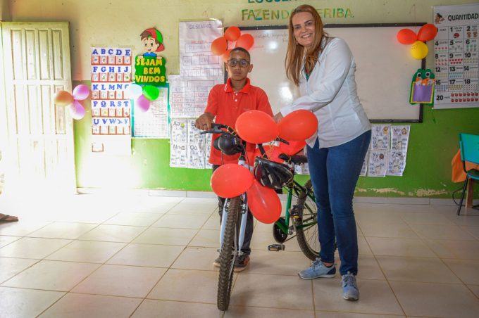 Na zona rural, prefeita entrega bicicletas para alunos e vistoria reforma de escola