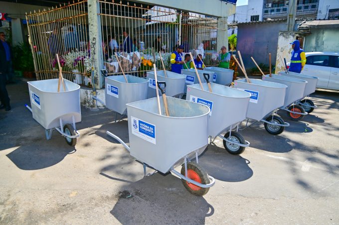 Governo Municipal entrega novos carrinhos para equipe de Serviços Básicos da Central de Abastecimento