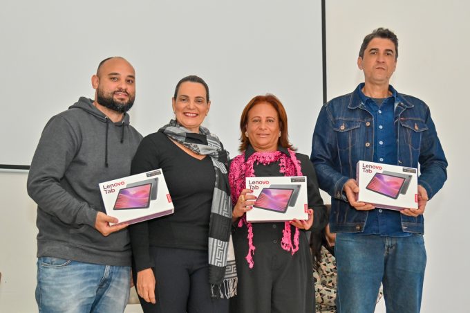 Escolas da Rede Municipal recebem 1.400 tablets para ampliar o uso do Diário de Classe Digital