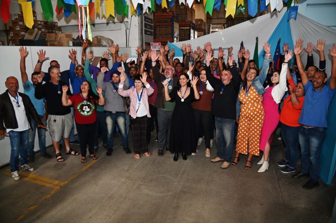 Prefeitura presta homenagem a servidores que trabalham na manutenção e infraestrutura das escolas municipais