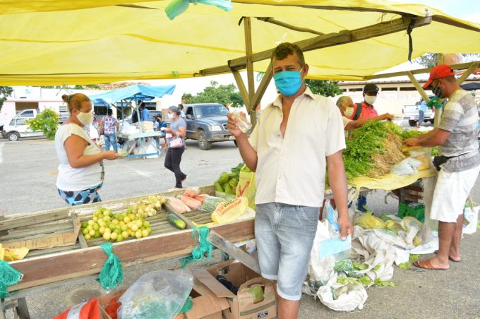 Prefeitura distribui máscaras reutilizáveis em feira livre de Bate Pé