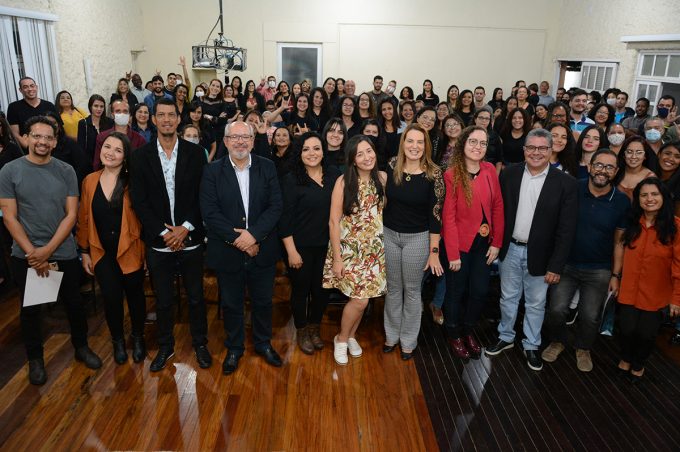 Prefeitura entrega certificado a turma de 170 pessoas de curso de Libras